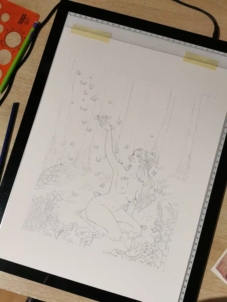 Une fée nue est agenouillée dans la forêt au milieu des fleurs; Une nuée de papillons étranges danse autour d'elle tandis qu'elle tend la main pour que quelques insectes s'y posent.