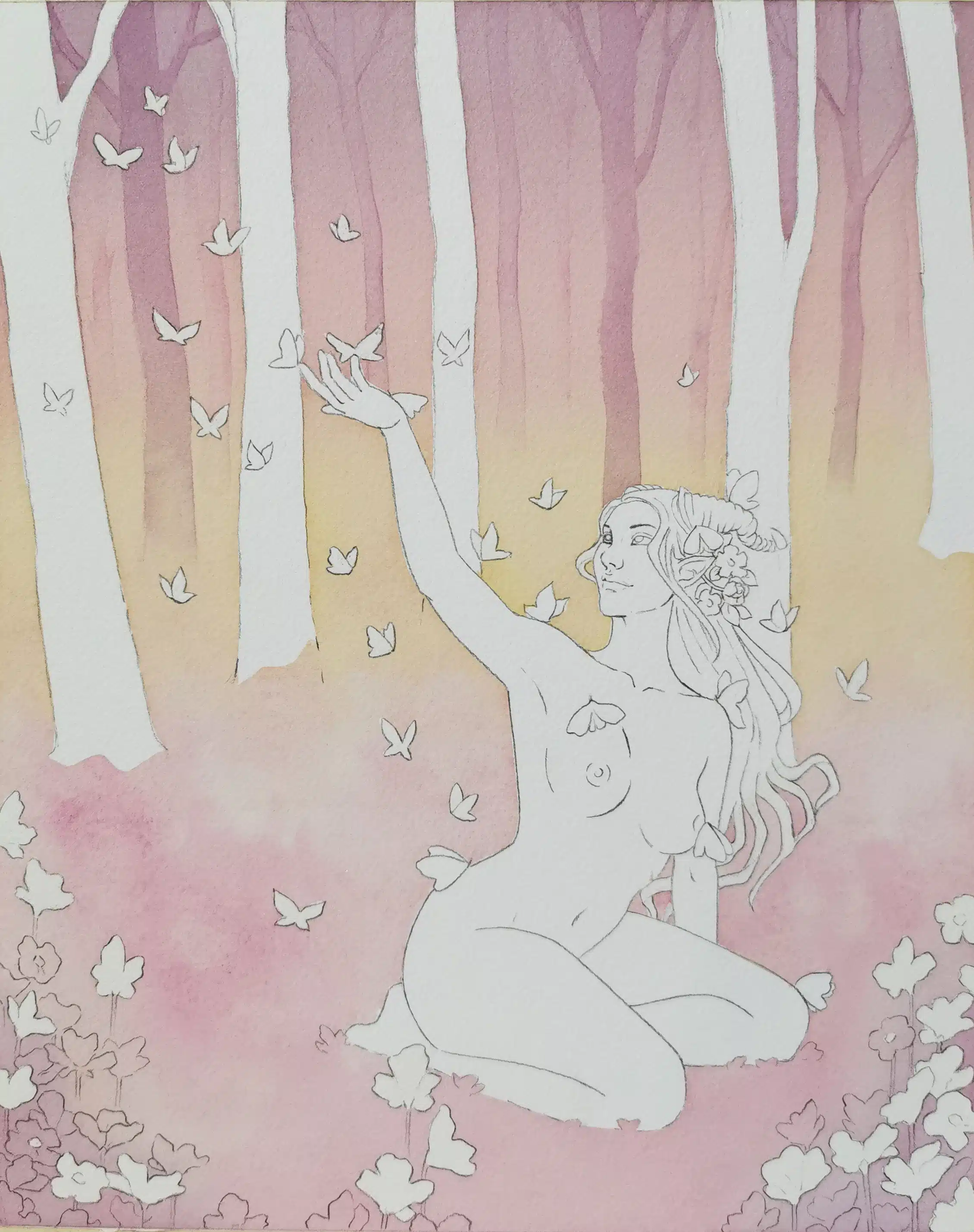 Une jeune femme agenouillée dans les bois. La forêt à l'aquarelle est peinte dans des tons roses et violets avec les silhouettes fantomatiques des arbres.