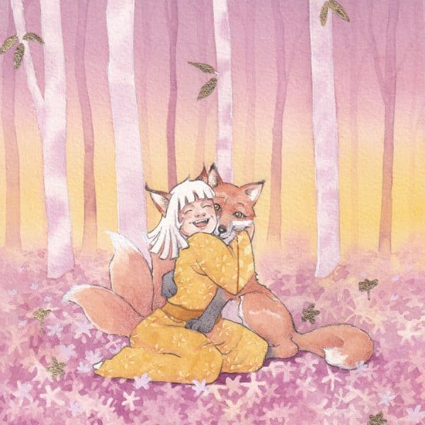 Une petite fille en robe jaune, avec de beaux cheveux blancs, des oreilles de renard et 3 queues touffues, joue dans la forêt avec un renard qu'elle serre dans ses bras en riant.