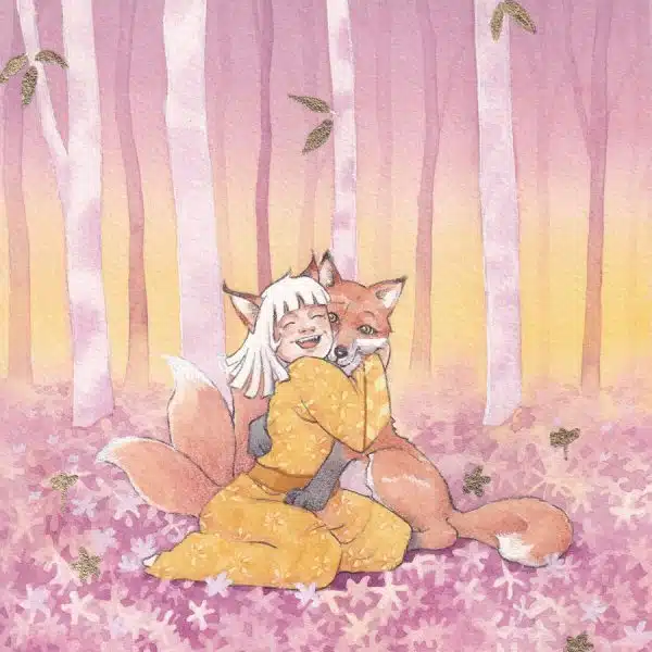 Une petite fille en robe jaune, avec de beaux cheveux blancs, des oreilles de renard et 3 queues touffues, joue dans la forêt avec un renard qu'elle serre dans ses bras en riant.