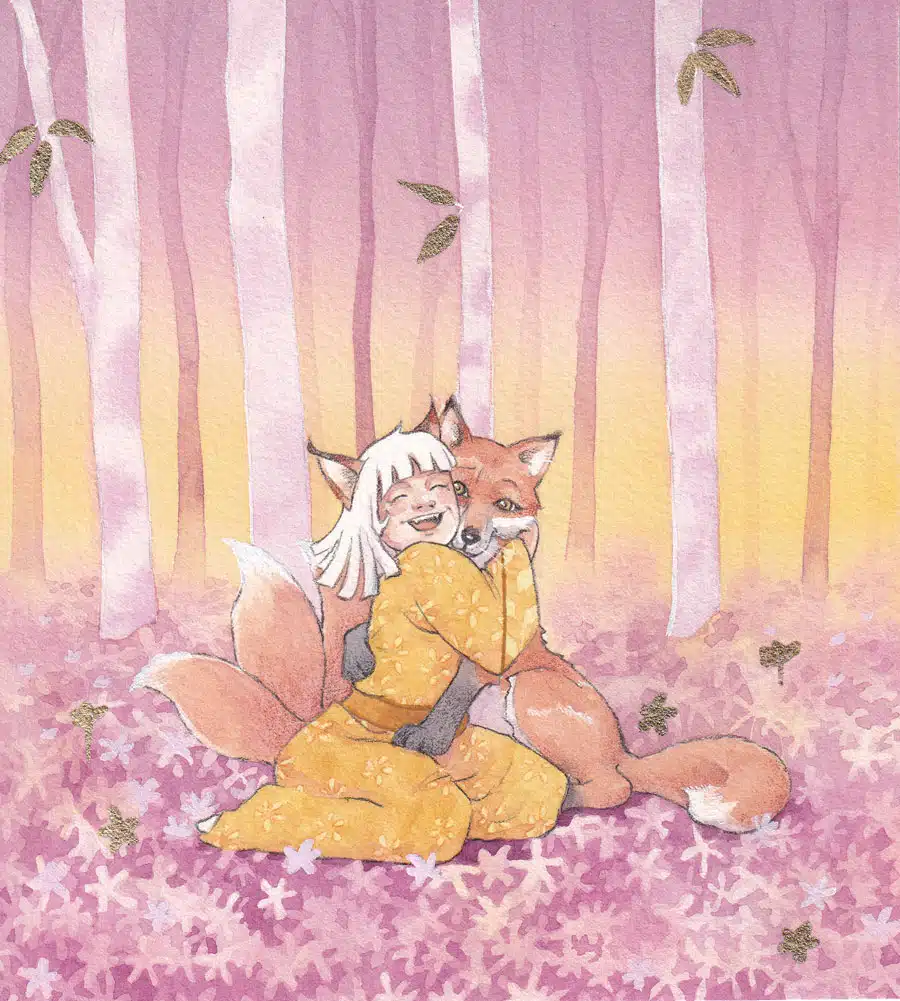 Une petite fille en robe jaune, avec de beaux cheveux blancs, des oreilles de renard et 3 queues touffues, joue dans la forêt avec un renard qu'elle serre dans ses bras en riant.